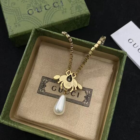 Gucci Bee Pearl Necklace, A Luxurious and Shining Choice - Picture 4 of 4